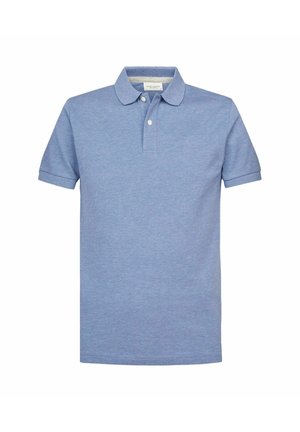 Polo bleu clair en coton, avec un col classique, une patte de boutonnage à trois boutons et des manches courtes. Texture uniforme sur toute la surface.