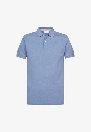Polo bleu clair en coton, avec un col classique, une patte de boutonnage à trois boutons et des manches courtes. Texture uniforme sur toute la surface.