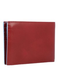 Portafoglio in pelle rossa con una texture liscia, dotato di un interno blu. Design compatto con scomparti per schede e dettagli con cucitura sul bordo.