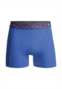 Modre bokserice iz raztegljivega materiala, z črnim in vijoličnim vzorčastim pasom, na katerem je napis "MUCHACHOMALO". Gladka površina in prilegajoča zasnova.