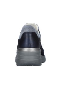 Zwarte en grijze sneaker met een textuur van suède aan de bovenkant, een naadloos ontwerp en een gevoerde, grijze rubberen zool met een gladde hielaccent.