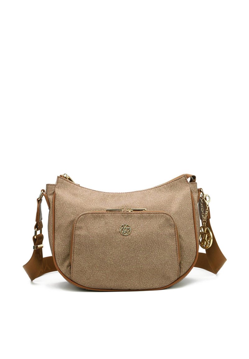 Borsa a tracolla beige realizzata in tessuto testurizzato, con una tasca frontale con zip, accessori in oro e un charm staccabile su una tracolla marrone.