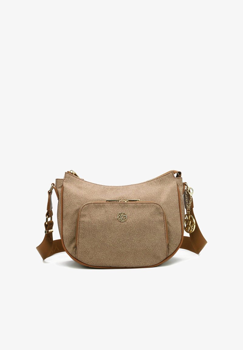 Borsa a tracolla beige realizzata in tessuto testurizzato, con una tasca frontale con zip, accessori in oro e un charm staccabile su una tracolla marrone.