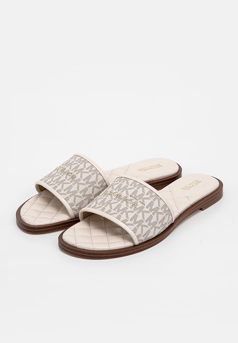 Sandales à glisser beige clair avec une texture matelassée, présentant une bride à motif et une semelle en bois. Accent logo doré sur la bride.