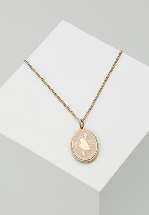 Gouden ketting met ovale hanger waarop een hart dat doorboord is met een pijl, op een lichtroze achtergrond.