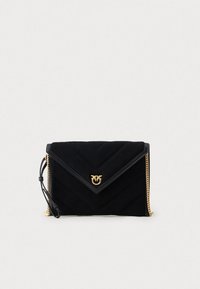 Clutch a busta in suede nero con tracolla in catena dorata, design a rombi chevron e un accento hardware con logo dorato sul fronte.