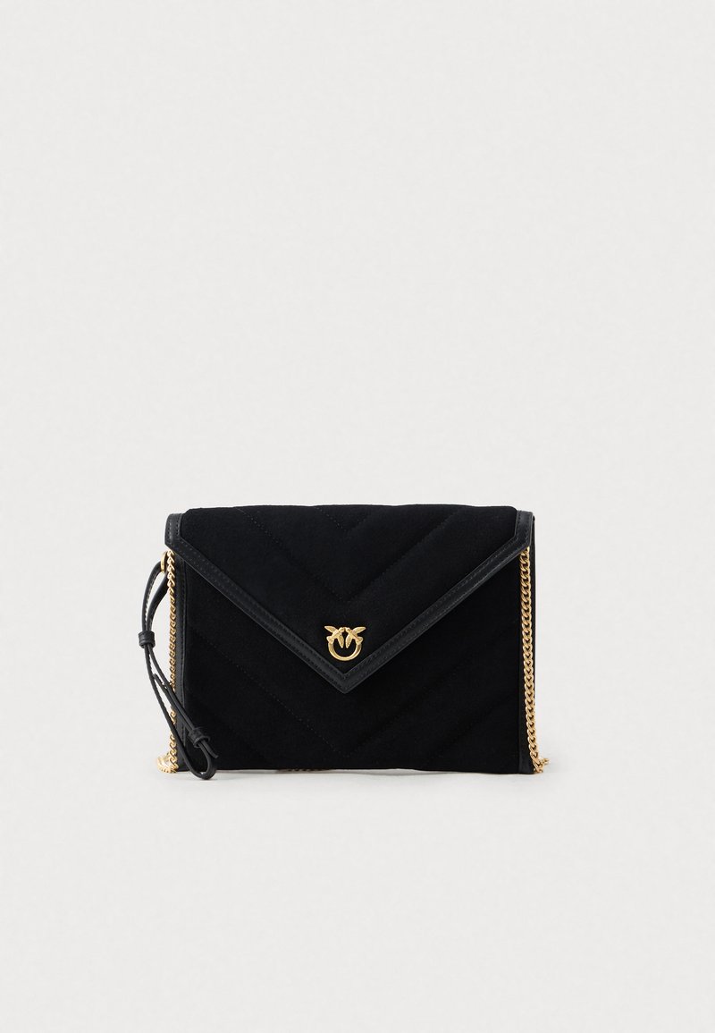 Clutch a busta in suede nero con tracolla in catena dorata, design a rombi chevron e un accento hardware con logo dorato sul fronte.