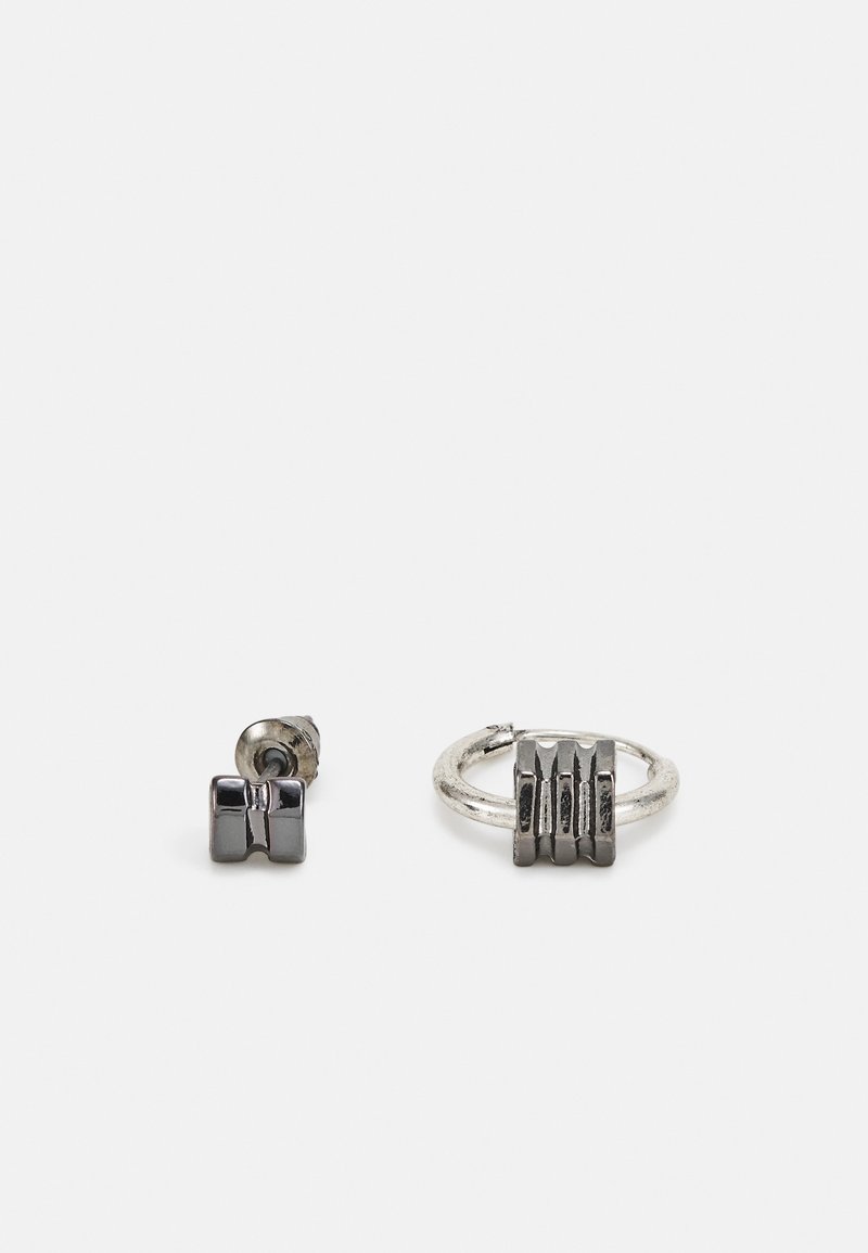 Boucles d'oreilles avec une petite tige en forme d'haltère texturée en métal foncé et un plus grand anneau avec un accent d'haltère assorti.