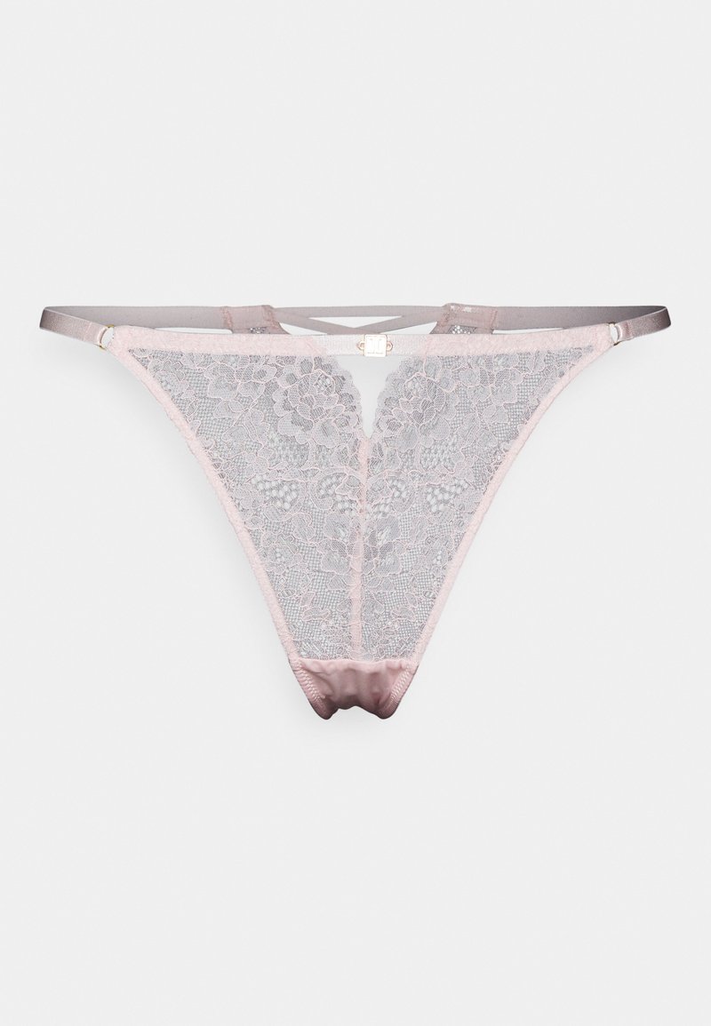Krajkový tanga v světlé růžové barvě s průhlednými květinovými vzory. Saténové pásky a jemný elastický pás vytvářejí delikátní design.