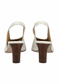Décolleté bianchi in pelle con una sottile cinghia alla caviglia e tacco a blocco in legno marrone. Il tacco presenta una texture rigata.