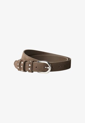 Ceinture en cuir suédé marron avec boucle en métal argenté et détails en rivets, enroulée sur un fond blanc.