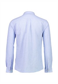 Lichtblauw gestreept overhemd met lange mouwen en een button-down kraag. Gemaakt van geweven stof, met twee knopen op elke manchette en een detail op de rug.