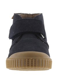 Bottines en suède bleu marine avec une sangle en velcro, semelle en caoutchouc texturé et bout rond. Présente un design minimaliste et une doublure douce.