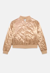 Casaco bomber em satin de cor bege claro com padrão de quilt em diamante, gola e punhos canelados, e fecho éclair à frente. Apresenta o logo no peito.