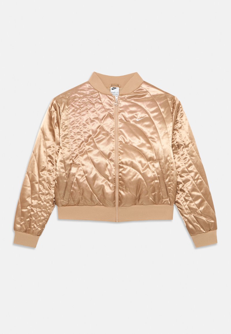 Casaco bomber em satin de cor bege claro com padrão de quilt em diamante, gola e punhos canelados, e fecho éclair à frente. Apresenta o logo no peito.