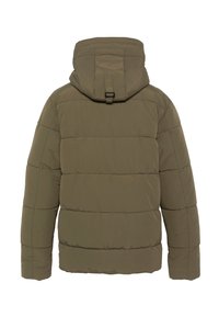 Oliwkowa puchowa kurtka z kapturem. Posiada poziome pikowane sekcje, dopasowany kołnierz oraz bezpieczne zapięcie na zatrzask z tyłu kaptura.