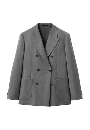 Blazer grigio doppiopetto con revers a incavo, quattro bottoni neri, due grandi tasche frontali e una tasca a filetto sul petto, mostrato su sfondo bianco.