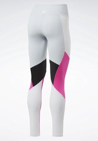 Jasnoszare legginsy sportowe z czarnymi i różowymi geometrycznymi panelami, wysokim pasem i logo Reebok na tylnym pasie.
