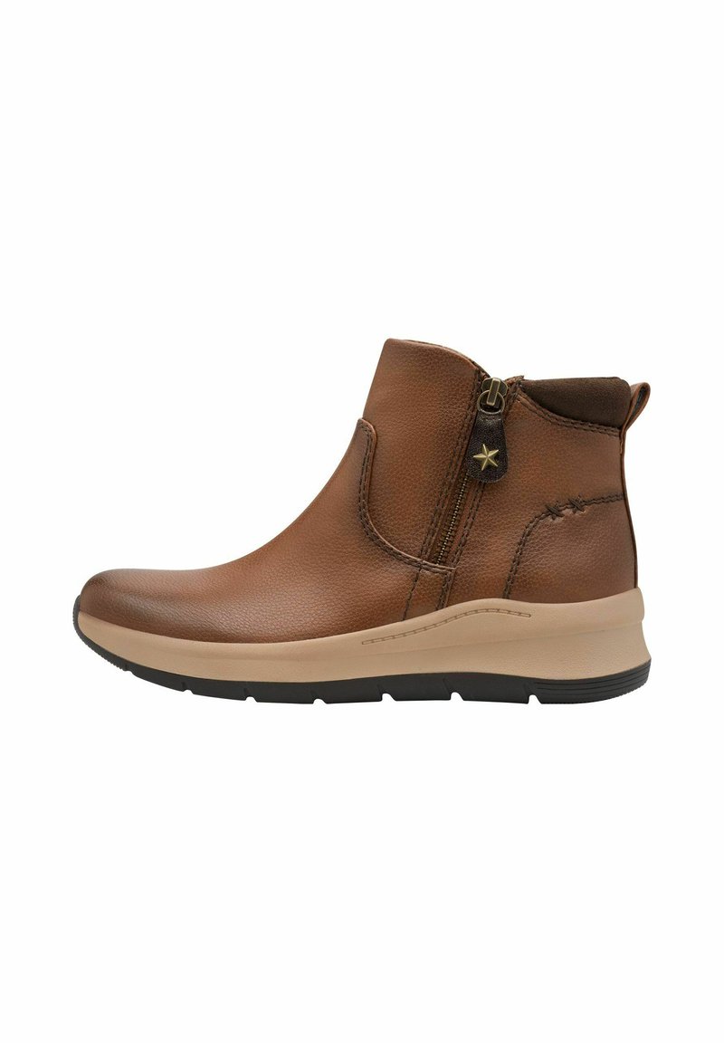 Bottines en cuir marron avec une fermeture éclair sur le côté, semelle contrastante en tan et accents cousus sur le dessus. Texture lisse dans l'ensemble.