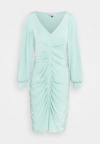 Robe vert menthe avec un décolleté en V et de longues manches bouffantes. Détails en tissu froncé courant verticalement. Texture lisse, légèrement brillante.