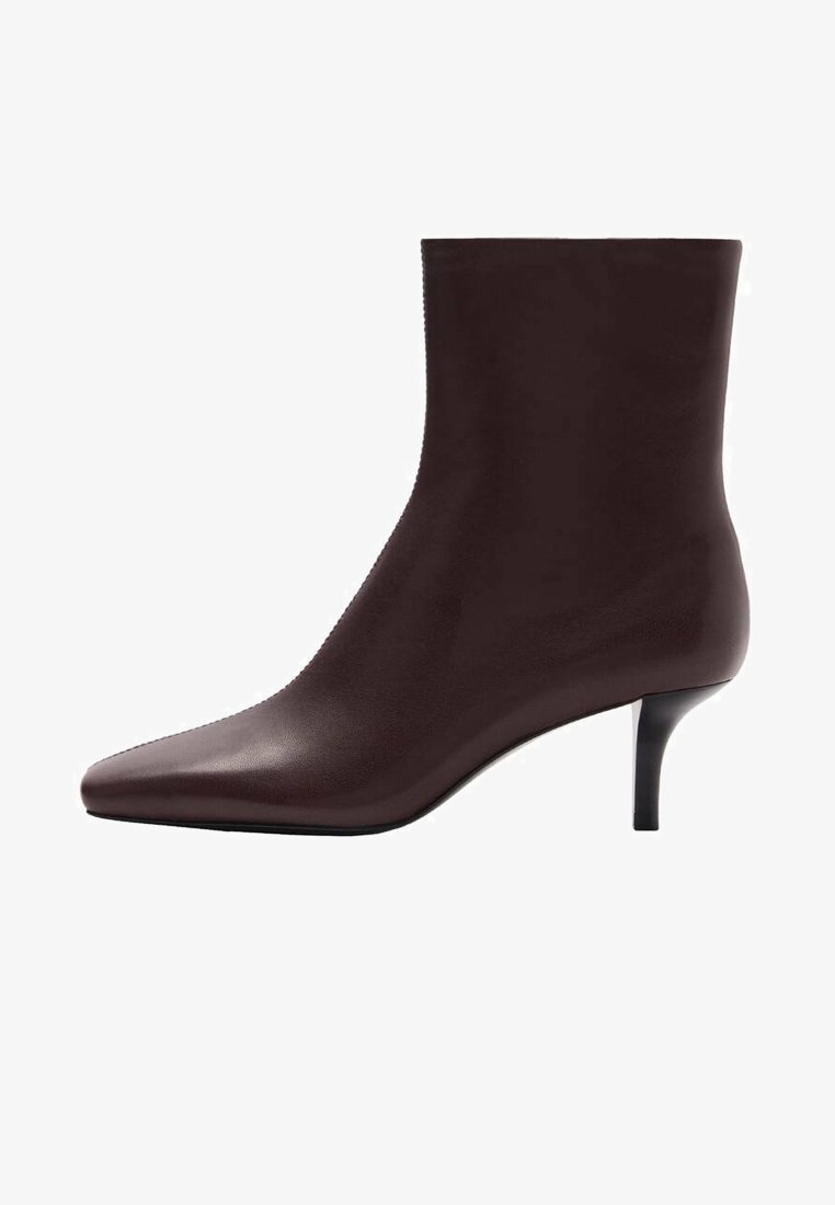Braune Leder-Stiefelette mit spitzer Zehe und einer eleganten, glatten Textur. Sie verfügt über einen dünnen, schwarzen Stiletto-Absatz für zusätzlichen Schwung.