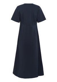 Mornarsko modra obleka s kratkimi rokavi, okroglo izrezom in dolžino, ki se nežno spušča. Gladka tekstura in preprost dizajn brez vzorcev ali okrasitev.