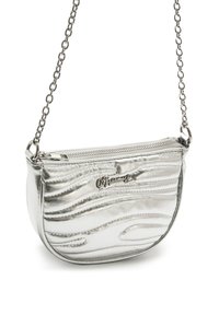 Silberne Handtasche mit strukturiertem Wellenmuster, abgerundeter Form, Reißverschluss und einem Metallkettenriemen. Gesticktes Logodetail auf der Vorderseite.