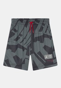 Harmaat printatut shortsit, jotka on valmistettu kevyestä kankaasta. Niissä on naruvaljaallinen vyötärö, rei'itetty pinta ja logopatch, jossa on punaisia yksityiskohtia.