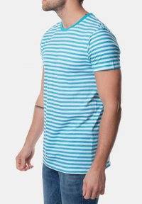 T-shirt à rayures à manches courtes en bleu clair et blanc, avec un col bleu uni. Présente une coupe slim et un matériau en coton doux.