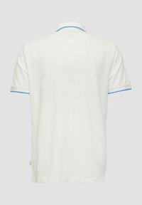 Weißes Polohemd mit kurzen Ärmeln und blauen Akzenten an Kragen und Ärmelbündchen, von hinten vor einem grauen Hintergrund präsentiert.