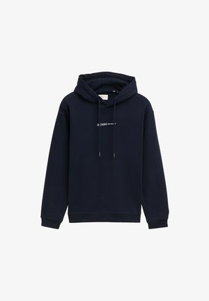 Tumed sinine kapuutsiga dressipluus, mis on valmistatud pehmest kangast, varustatud stringiga kapuutsiga, soonikute ja trükitud logoga rinnal.