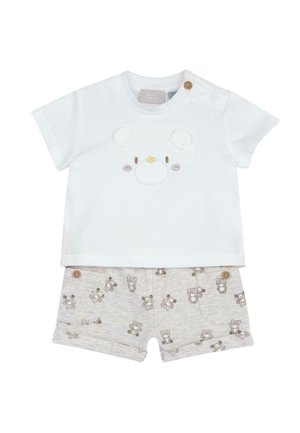 Completo bianco per neonato con maniche corte e ricamo con faccia di orso, abbinato a pantaloncini beige con una piccola stampa di orso e dettagli con bottoni.