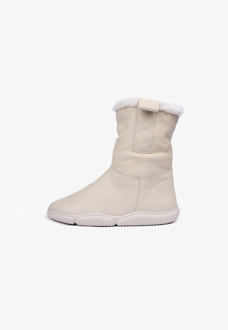 Bota de tobillo de cuero blanco con un puño de pelaje, puntera redonda, suela de goma texturizada y una lengüeta en la parte posterior. Superficie lisa y diseño minimalista.