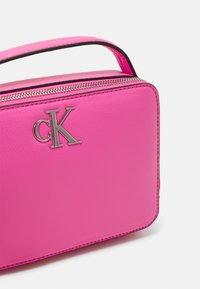 Calvin Klein Jeans MINIMAL MONOGRAM CAMERA BAG - Borsa a mano - pink amour