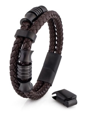 Bracciale in pelle intrecciata marrone caratterizzato da accenti in metallo nero e un clasp magnetico. Il design include anelli testurizzati per un tocco di dettaglio in più.