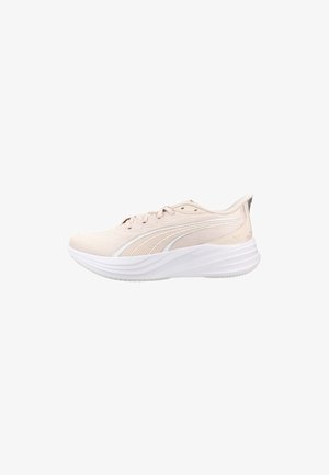 Zapatilla deportiva para correr de color beige claro con logotipo blanco de Puma y suela blanca acolchada, mostrada en perfil lateral sobre fondo blanco.