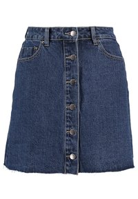 Falda de mezclilla de color azul oscuro; cuenta con un cierre delantero de botones, cinco botones, dos bolsillos y un dobladillo deshilachado con un ligero desgarro.