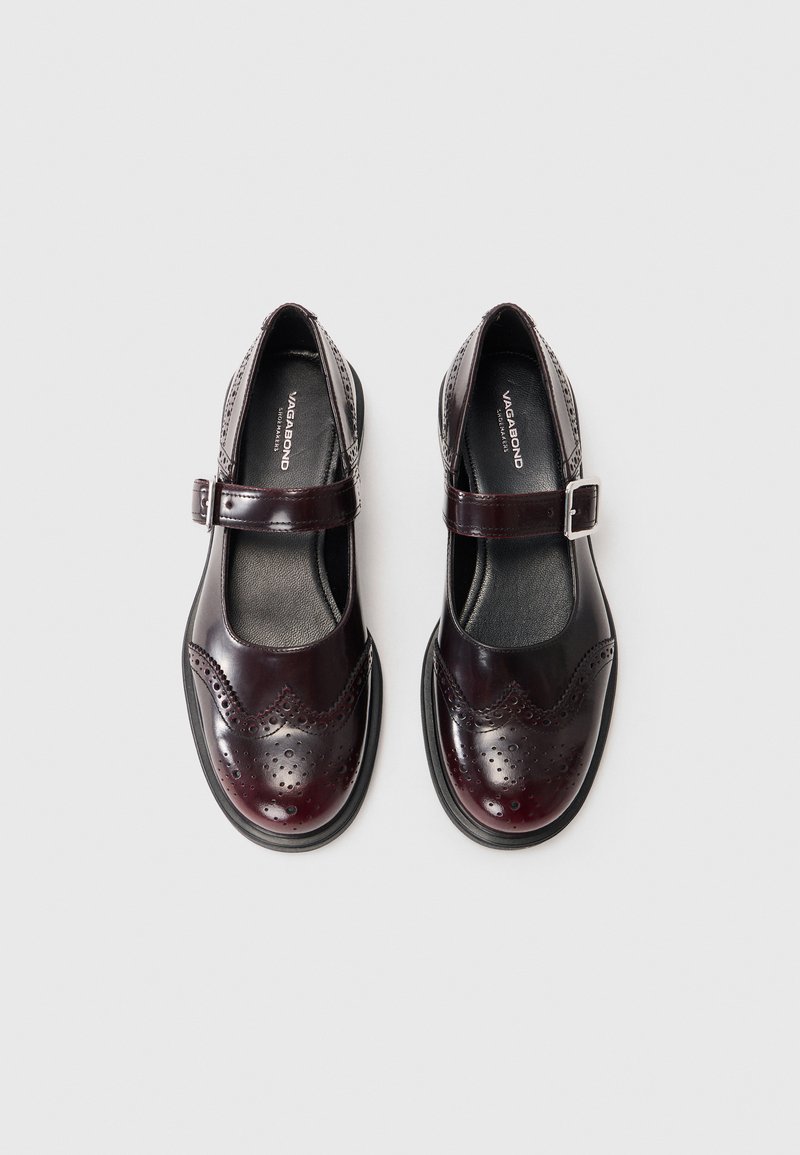 Des chaussures de style Mary Jane en cuir verni bordeaux, dotées de détails perforés, de bords festonnés et d'une sangle réglable avec une boucle en argent.