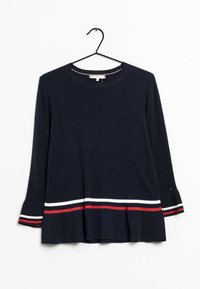 Pull en maille bleu marine à manches longues avec des rayures horizontales blanches et rouges près de l'ourlet et des poignets, accroché à un cintre noir sur fond blanc.