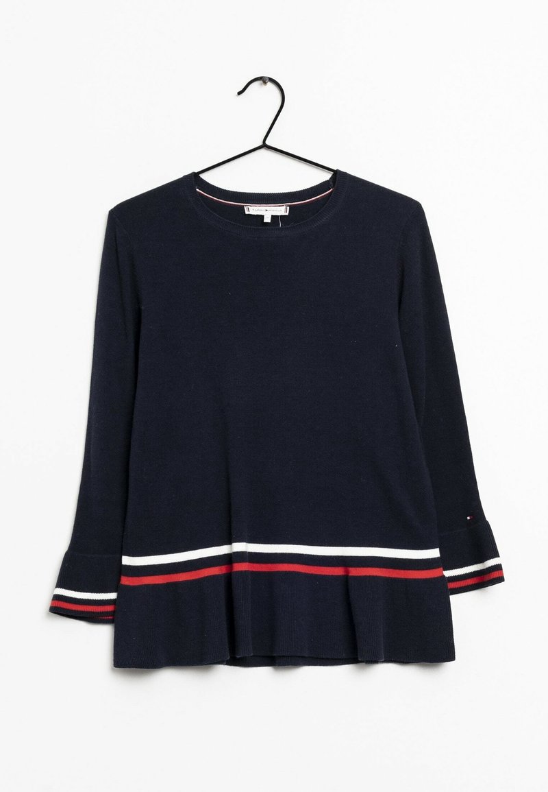 Pull en maille bleu marine à manches longues avec des rayures horizontales blanches et rouges près de l'ourlet et des poignets, accroché à un cintre noir sur fond blanc.