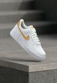 AIR FORCE 1 07 NEXT NATURE - Tossud - white/metallic gold-coloured