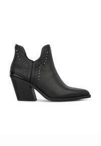 Botín negro de cuero hasta el tobillo, con punta afilada, tacón angular y adornos con tachuelas a lo largo de los lados. Textura suave y diseño minimalista.