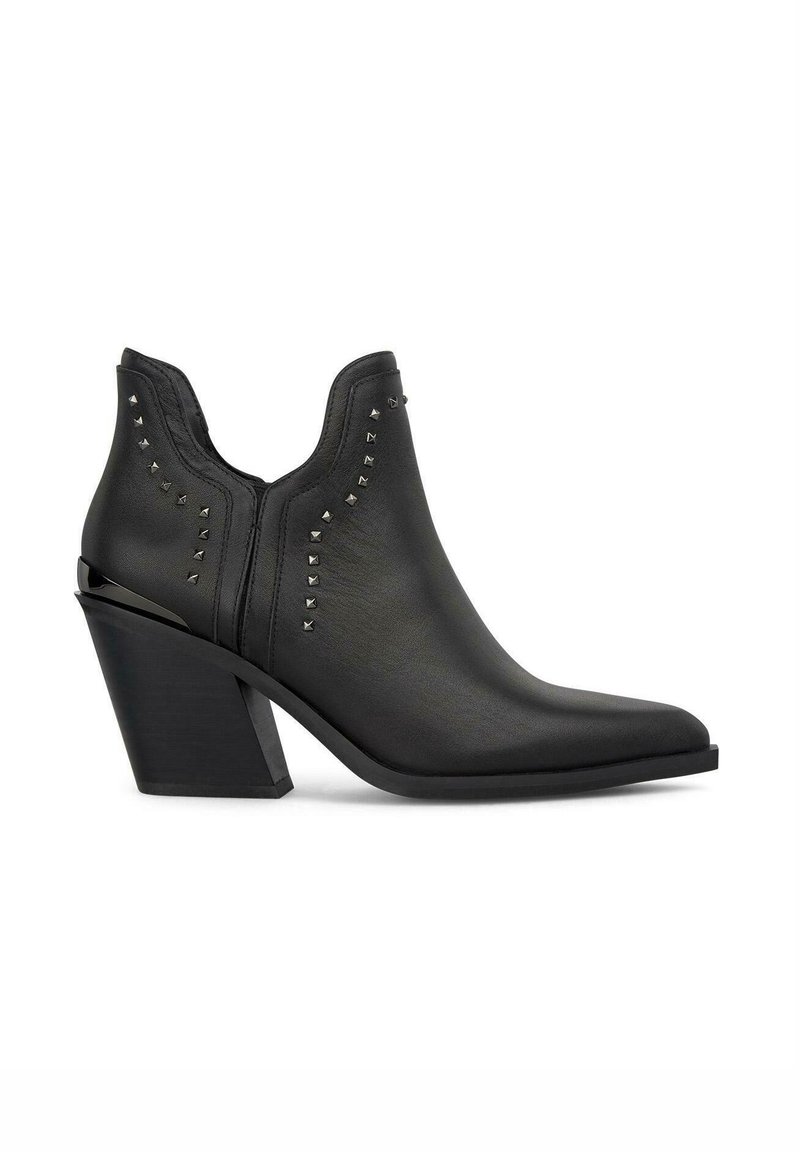 Botín negro de cuero hasta el tobillo, con punta afilada, tacón angular y adornos con tachuelas a lo largo de los lados. Textura suave y diseño minimalista.