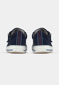 Μπλε καμβά παπούτσια ναυτικού με λεία υφή, λευκή ελαστική σόλα, κόκκινες ραφές και σχεδιασμό με χαμηλή φτέρνα.