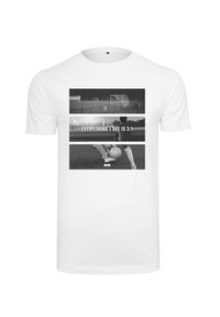 Camiseta de algodón blanca con un diseño gráfico que presenta tres paneles horizontales en blanco y negro, incluyendo el texto "TODO LO QUE VEO ES 3:1."