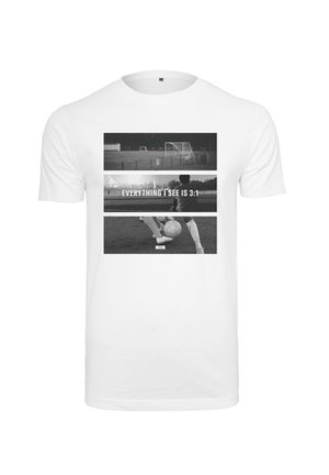 Balta kokvilnas T-kreklā ar grafisku dizainu, kas ietver trīs horizontālas melnbaltas joslas, kurā ir teksts "VISS, KO REDZU, IR 3:1."