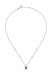 Collana in argento sterling con una preziosa pietra blu a forma di pera al centro, circondata da piccoli accenti rotondi. Catena delicata con chiusura regolabile.