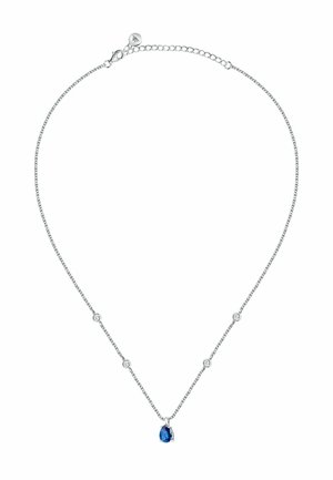 Collana in argento sterling con una preziosa pietra blu a forma di pera al centro, circondata da piccoli accenti rotondi. Catena delicata con chiusura regolabile.