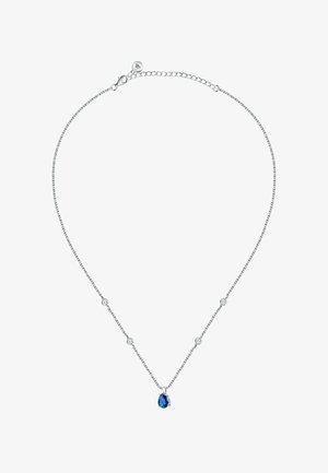 Collana in argento sterling con una preziosa pietra blu a forma di pera al centro, circondata da piccoli accenti rotondi. Catena delicata con chiusura regolabile.