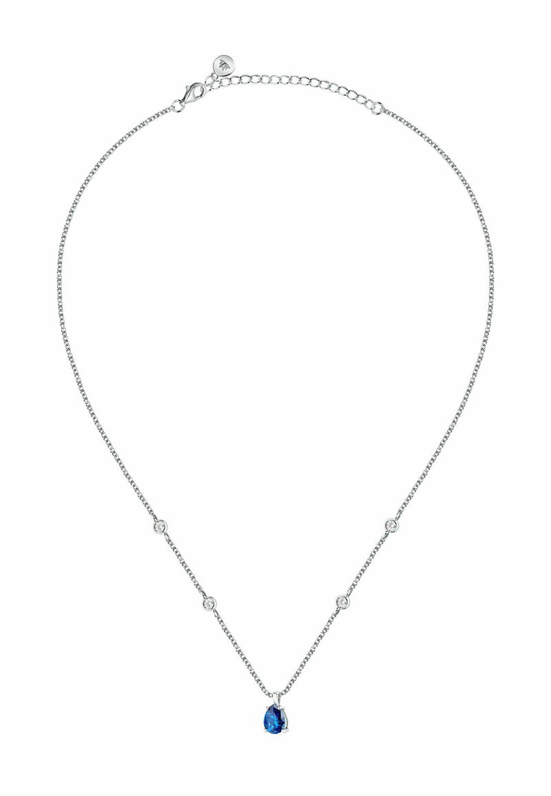 Collana in argento sterling con una preziosa pietra blu a forma di pera al centro, circondata da piccoli accenti rotondi. Catena delicata con chiusura regolabile.